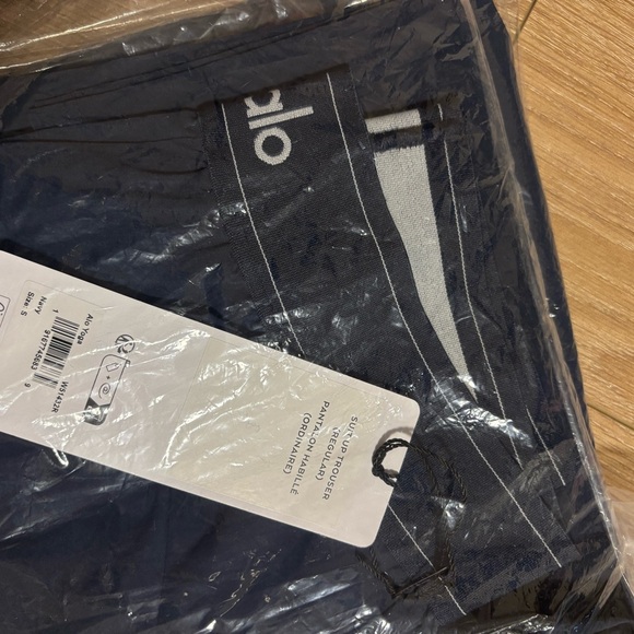 ALO Yoga Suit Up Trouser in Navy - Picture 5 of 5